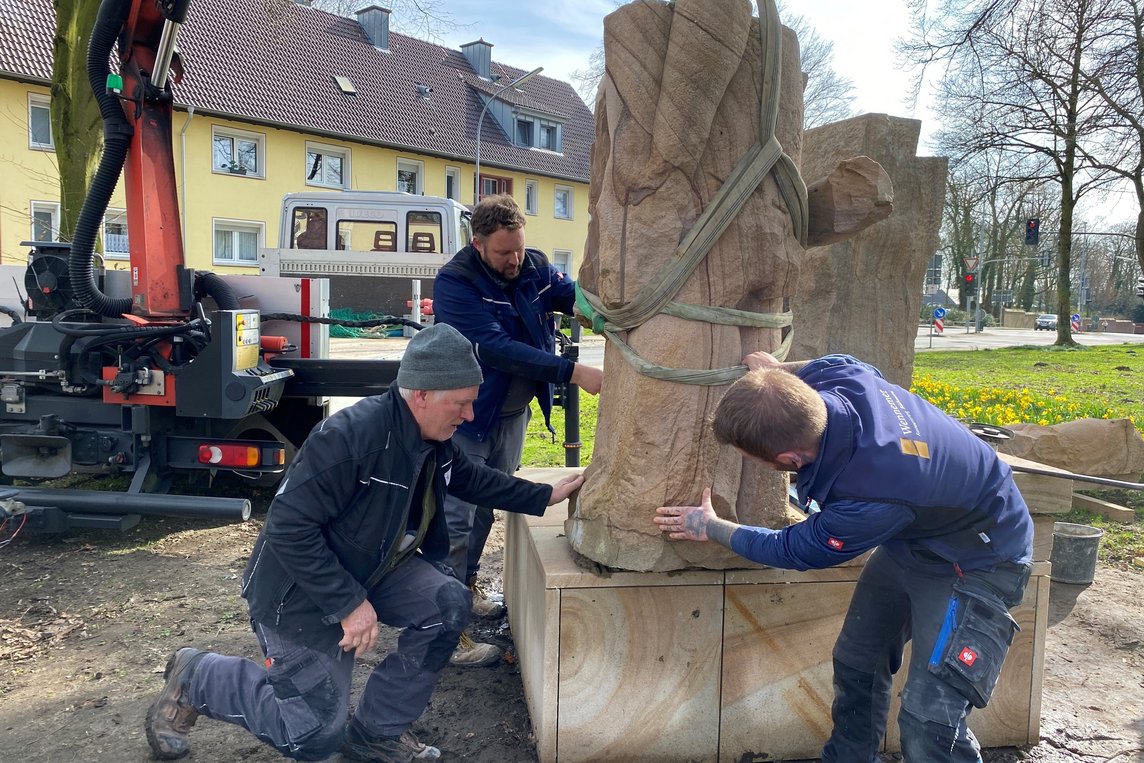 Robert Wennemer (Mitte), Collin Krake (re.) und Werner Schlüters mit ihrem „8-Tonnen-Puzzle“ am Vorpark: Stück für Stück setzen sie die restaurierte Skulptur von Volker Erhard wieder zusammen. Foto: Stadt Dülmen/Kannacher