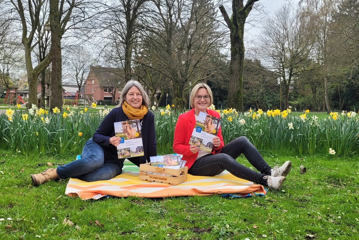 Ineke Webermann (l.) und Katrin Finn-Wedler (r.) von Dülmen Marketing e.V. präsentiert die neue Touristikbroschüre mit abwechslungsreichen Angeboten für Urlauber, Tagesgäste und Dülmener. (Bild: Dülmen Marketing)